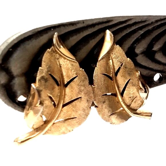 Vintage Crown Trifari Brushed Gold Tone Leaf Mid Century Clip On Earrings - Picture 1 of 4